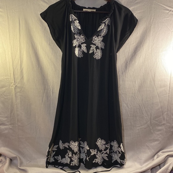 LOFT Dresses & Skirts - Loft black dress with embroidered flowers - Sz L